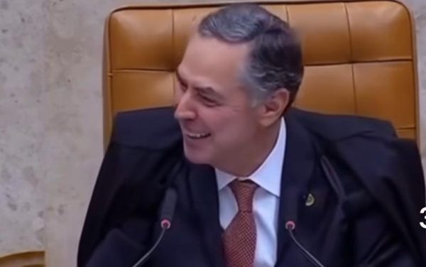 O ministro Luiz Roberto Barroso, presidente do Supremo Tribunal Federal, cai na gargalhada ao fazer um comentário jocoso sobre Mesquita durante uma sessão da corte: ironia irritou a cidade da Baixada Fluminense