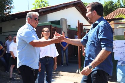 Daniel Soranz cumprimenta Gean Marcos (MDB), de São José de Ubá: secretário de Saúde de Eduardo Paes (PSD) rodou o Noroeste Fluminense no fim de semana