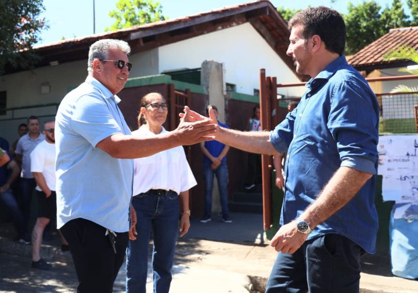 Daniel Soranz cumprimenta Gean Marcos (MDB), de São José de Ubá: secretário de Saúde de Eduardo Paes (PSD) rodou o Noroeste Fluminense no fim de semana