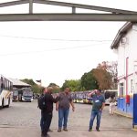 A porta da garagem da Viação Três Amigos: rodoviários da empresa fazem greve nesta terça-feira (26), afetando o funcionamento de 11 linhas de ônibus da Zona Norte