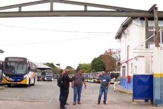 A porta da garagem da Viação Três Amigos: rodoviários da empresa fazem greve nesta terça-feira (26), afetando o funcionamento de 11 linhas de ônibus da Zona Norte
