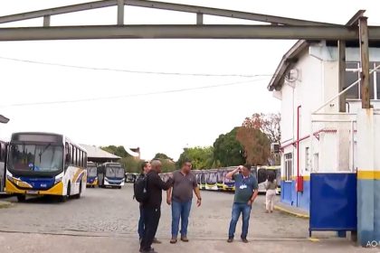 A porta da garagem da Viação Três Amigos: rodoviários da empresa fazem greve nesta terça-feira (26), afetando o funcionamento de 11 linhas de ônibus da Zona Norte