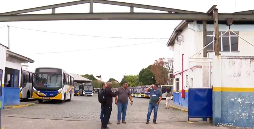 A porta da garagem da Viação Três Amigos: rodoviários da empresa fazem greve nesta terça-feira (26), afetando o funcionamento de 11 linhas de ônibus da Zona Norte