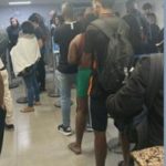 Uma das muitas filas nas agências da Riocard: passageiros enfrentam dificuldades para reaver o saldo dos cartões e prefeitura aciona a empresa na Justiça
