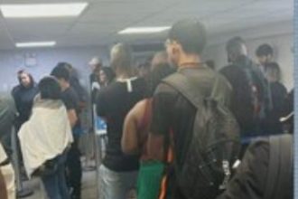 Uma das muitas filas nas agências da Riocard: passageiros enfrentam dificuldades para reaver o saldo dos cartões e prefeitura aciona a empresa na Justiça
