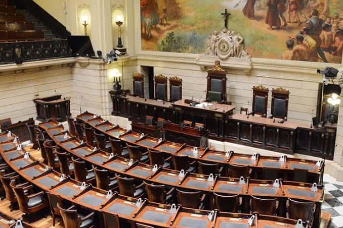 O plenário da Câmara do Rio à espera dos vereadores: será que esta semana, com 58 votações em pauta, os nobres vão estar presentes?