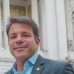 O presidente da Câmara do Rio, Carlo Caiado (PSD), manda um recadinho irônico para o governador do Pará, Helder Barbalho (MDB), na abertura de evento preparatório para a COP30 realizado nesta quarta-feira (27), no Palácio Pedro Ernesto