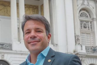 O presidente da Câmara do Rio, Carlo Caiado (PSD), manda um recadinho irônico para o governador do Pará, Helder Barbalho (MDB), na abertura de evento preparatório para a COP30 realizado nesta quarta-feira (27), no Palácio Pedro Ernesto