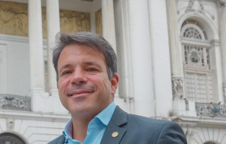 O presidente da Câmara do Rio, Carlo Caiado (PSD), manda um recadinho irônico para o governador do Pará, Helder Barbalho (MDB), na abertura de evento preparatório para a COP30 realizado nesta quarta-feira (27), no Palácio Pedro Ernesto