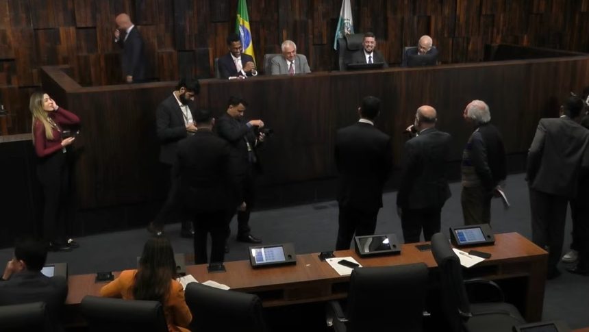 Colégio de líderes da Alerj vai discutir na segunda pacotão tributário e de segurança de Castro