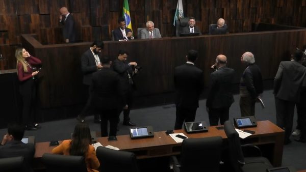 Colégio de líderes da Alerj vai discutir na segunda pacotão tributário e de segurança de Castro