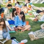 O Taquicardia Literária na edição de 2024: acolhedor: cada participante leva seu próprio livro, estende a canga no gramado e lê por meia hora; depois, os leitores compartilham impressões