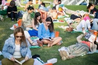 O Taquicardia Literária na edição de 2024: acolhedor: cada participante leva seu próprio livro, estende a canga no gramado e lê por meia hora; depois, os leitores compartilham impressões