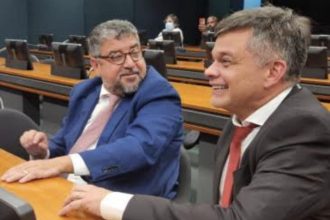Washington Quaquá e Dimas Gadelha, ambos do PT do Rio, são os autores do projeto dos royalties solidários, que passou pela Comissão de Tributação e Finanças nesta quarta-feira (27)