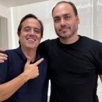 O vereador Carlos Bolsonaro e o presidente municipal do PL, Bruno Bonetti: filho do ex-presidente Jair avisa que será mesmo candidato a senador por Santa Catarina