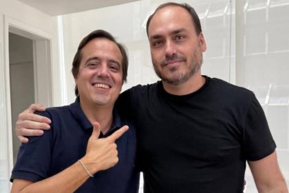 O vereador Carlos Bolsonaro e o presidente municipal do PL, Bruno Bonetti: filho do ex-presidente Jair avisa que será mesmo candidato a senador por Santa Catarina