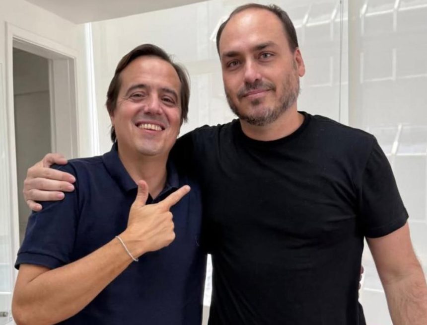 O vereador Carlos Bolsonaro e o presidente municipal do PL, Bruno Bonetti: filho do ex-presidente Jair avisa que será mesmo candidato a senador por Santa Catarina