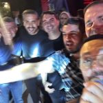 O senador Flávio Bolsonaro (PL) e o presidente da Assembleia, Rodrigo Bacellar (União) se divertem ao som do cantor Bello, em encontro em Vargem Grande