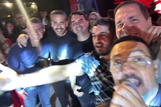 O senador Flávio Bolsonaro (PL) e o presidente da Assembleia, Rodrigo Bacellar (União) se divertem ao som do cantor Bello, em encontro em Vargem Grande