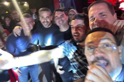 O senador Flávio Bolsonaro (PL) e o presidente da Assembleia, Rodrigo Bacellar (União) se divertem ao som do cantor Bello, em encontro em Vargem Grande