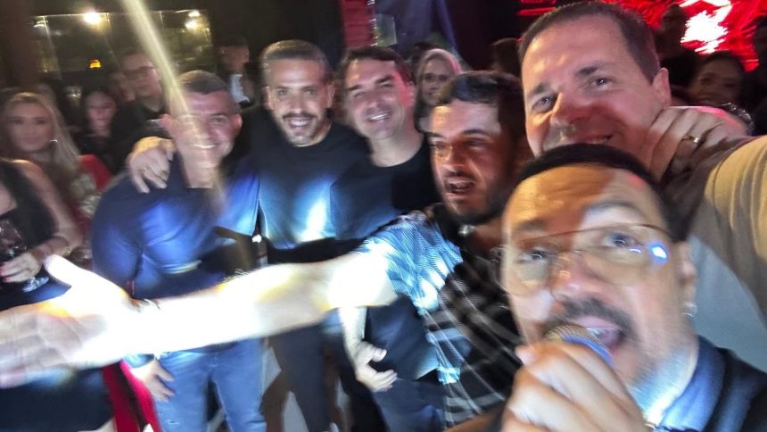 O senador Flávio Bolsonaro (PL) e o presidente da Assembleia, Rodrigo Bacellar (União) se divertem ao som do cantor Bello, em encontro em Vargem Grande