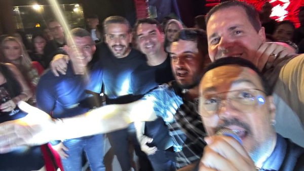 O senador Flávio Bolsonaro (PL) e o presidente da Assembleia, Rodrigo Bacellar (União) se divertem ao som do cantor Bello, em encontro em Vargem Grande