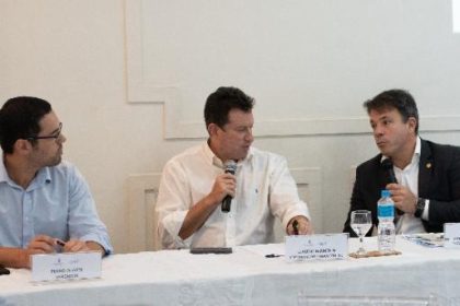 O vereador Pedro Duarte (à esquerda), na reunião, com o presidente do Sindicato da Construção Civil (Siinduscon-Rio), Claudio Hermolin, e o presidente da Câmara, Carlo Caiado: projeto de lei para fazer valer a lei correta, o Plano Diretor