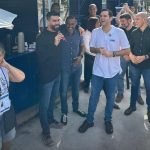 Marcelo Diniz discursa diante da risada do vice-prefeito Eduardo Cavaliere em Rio das Pedras: confirmação da candidatura do vereador a deputado federal em 2026 pelo PSD