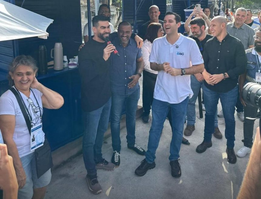 Marcelo Diniz discursa diante da risada do vice-prefeito Eduardo Cavaliere em Rio das Pedras: confirmação da candidatura do vereador a deputado federal em 2026 pelo PSD