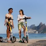 Patinetes elétricos completam um ano de volta às ruas do Rio