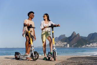 Patinetes elétricos completam um ano de volta às ruas do Rio