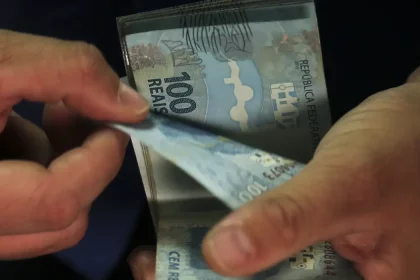 Milagre do salário mínimo: saldo de R$ 950 vira 14 novos cargos no estado