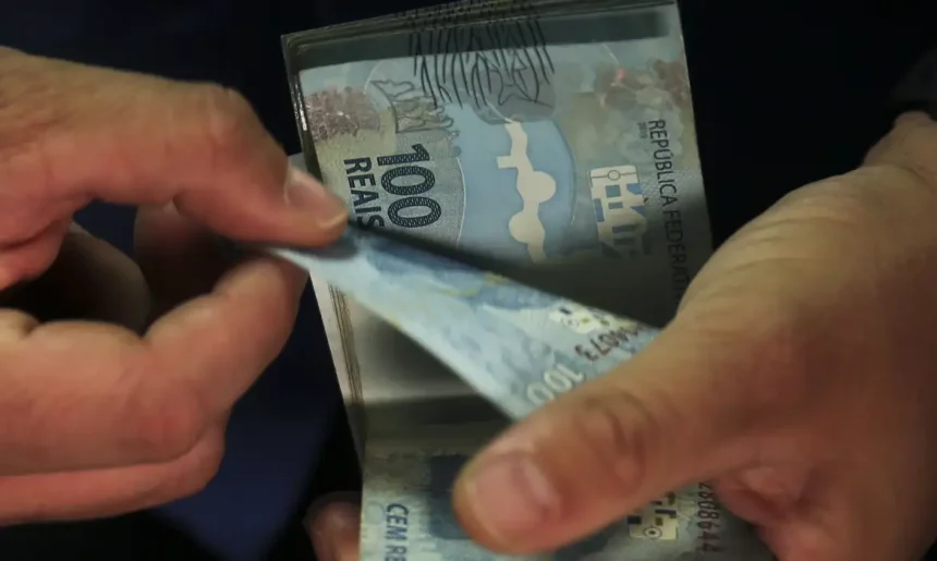 Milagre do salário mínimo: saldo de R$ 950 vira 14 novos cargos no estado