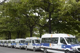 Projeto que obriga uso de adesivo em ponto cego de vans e caminhões avança na Alerj