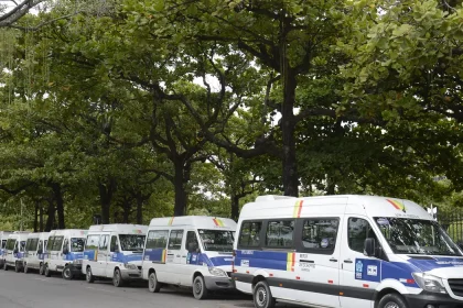 Projeto que obriga uso de adesivo em ponto cego de vans e caminhões avança na Alerj