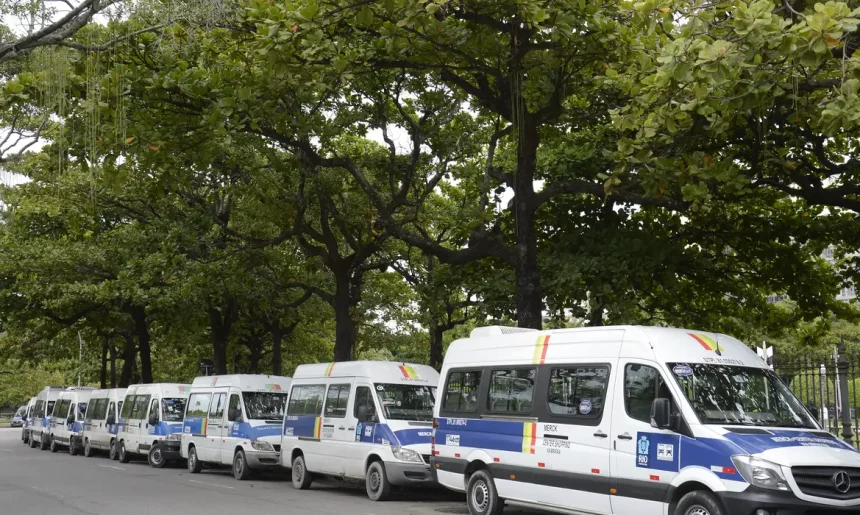 Projeto que obriga uso de adesivo em ponto cego de vans e caminhões avança na Alerj