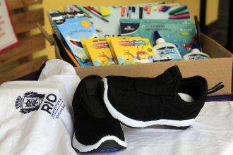 Uniformes e kits escolares de 2026 começam a ser entregues no Rio em outubro
