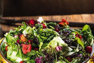 Primavera de Folhas, a salada com flores comestíveis da churrascaria Assador, é um dos pratos feitos sob medida para a nova estação