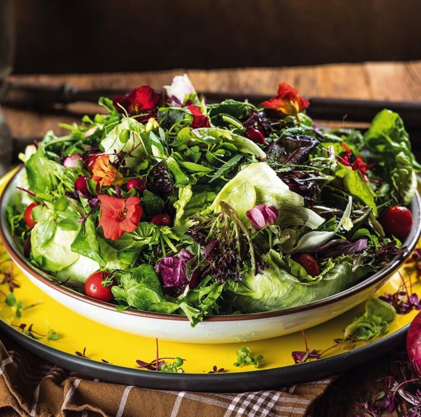 Primavera de Folhas, a salada com flores comestíveis da churrascaria Assador, é um dos pratos feitos sob medida para a nova estação