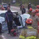 Grave acidente deixa três feridos e fecha duas pistas da Avenida Brasil