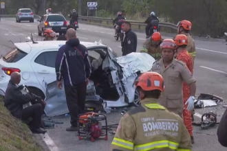 Grave acidente deixa três feridos e fecha duas pistas da Avenida Brasil