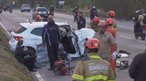 Grave acidente deixa três feridos e fecha duas pistas da Avenida Brasil