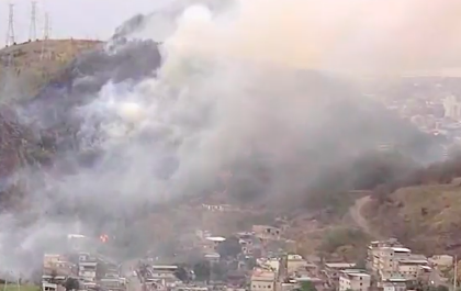 Barricadas dificultam trabalho dos bombeiros em incêndio na Zona Norte 78 Captura de Tela 2025 09 22 as 13.35.10