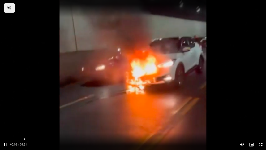 Carro pega fogo no túnel Rebouças