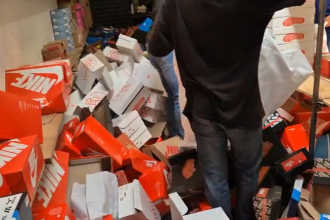 Estabelecimento é interditado no Saara com mais de R$ 500 mil em calçados falsificados; veja o vídeo