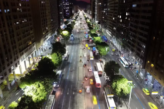 Paes sanciona lei que aumenta a taxa de iluminação pública do Rio