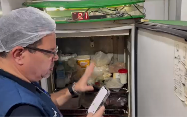Restaurantes com baratas e 60 kg de alimentos estragados são interditados em Vila Isabel