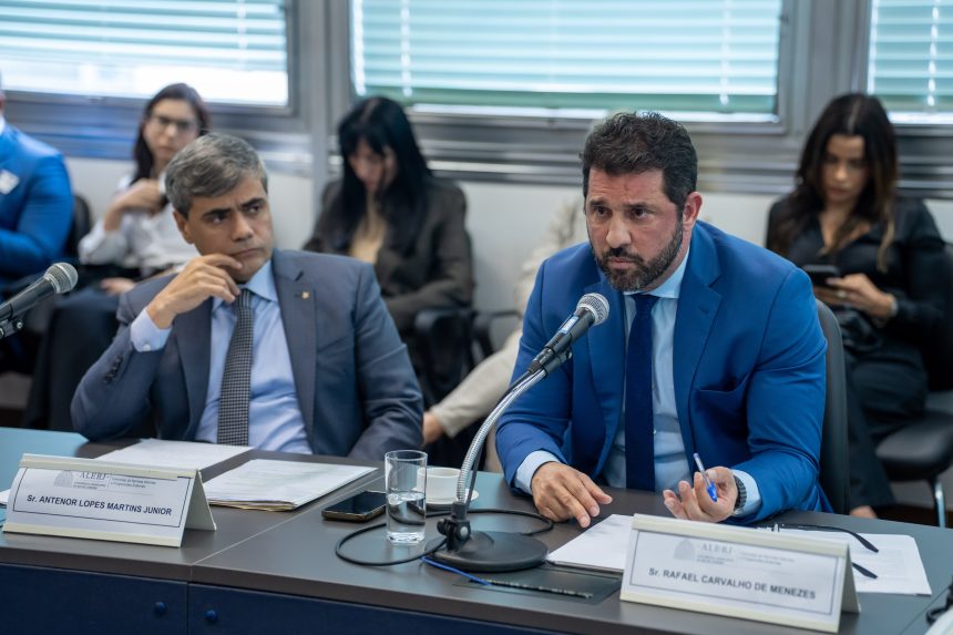 Antenor Lopes (à esquerda) e Rafael Menezes, na sabatina da Alerj: ambos foram nomeados conselheiros da Agenersa no Diário Oficial desta quarta-feira (17)