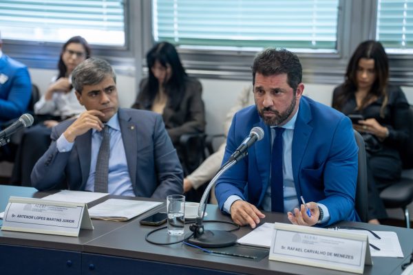 Antenor Lopes (à esquerda) e Rafael Menezes, na sabatina da Alerj: ambos foram nomeados conselheiros da Agenersa no Diário Oficial desta quarta-feira (17)