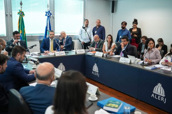 CCJ da Alerj aprova três projetos do pacote de segurança de Castro, mas anexa um à proposta de Bacellar 48 CCJ da Alerj aprova três projetos do pacote de segurança de Castro, mas anexa um à proposta de Bacellar